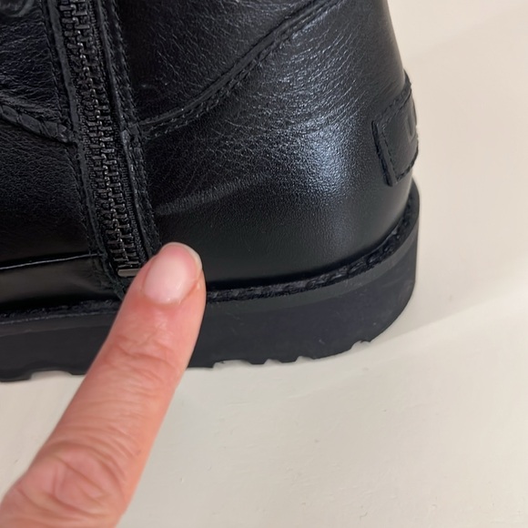 UGG Women's Classic Zip Mini Black Pre-loved - Picture 17 of 17